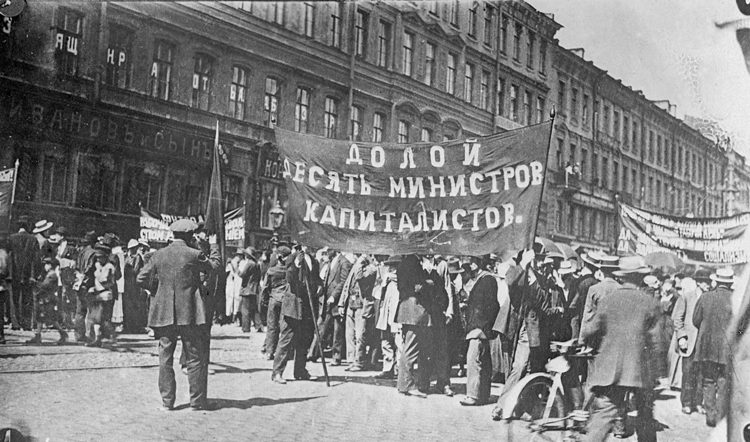 demonstraciya_na_nevskom_prospekte_s_lozungom_doloy_desyat_ministrov-kapitalistov-_18_iyunya_1917_g-2084507