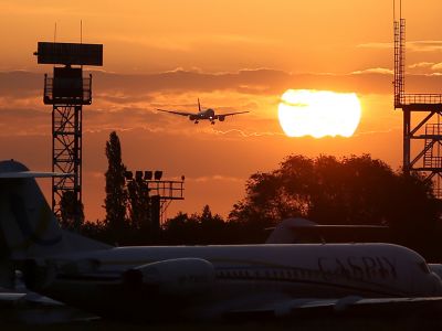 Авиабилеты из Москвы подорожали до 120%, но Минтранс это отрицает